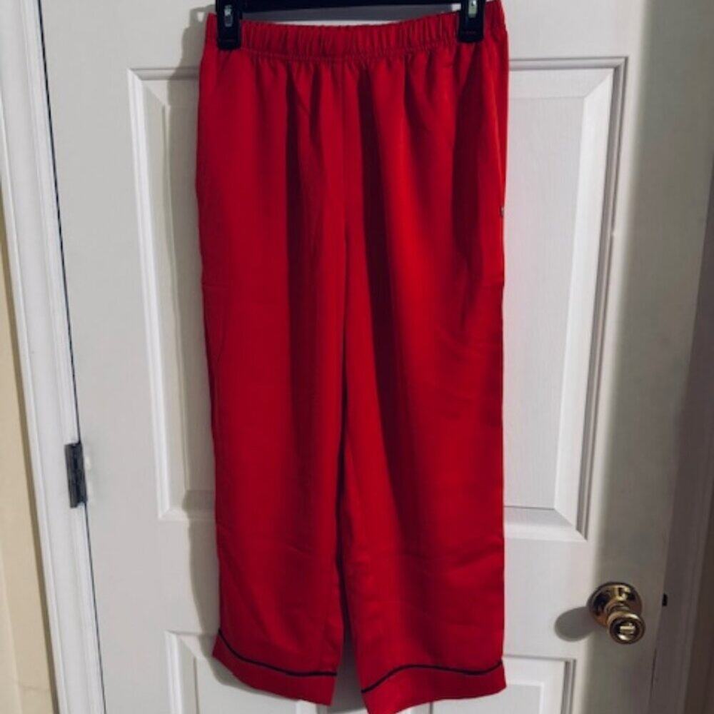 NWT Fabletics EcoSatin Crop Pant | Size Medium | Red Lounge & Athleisure